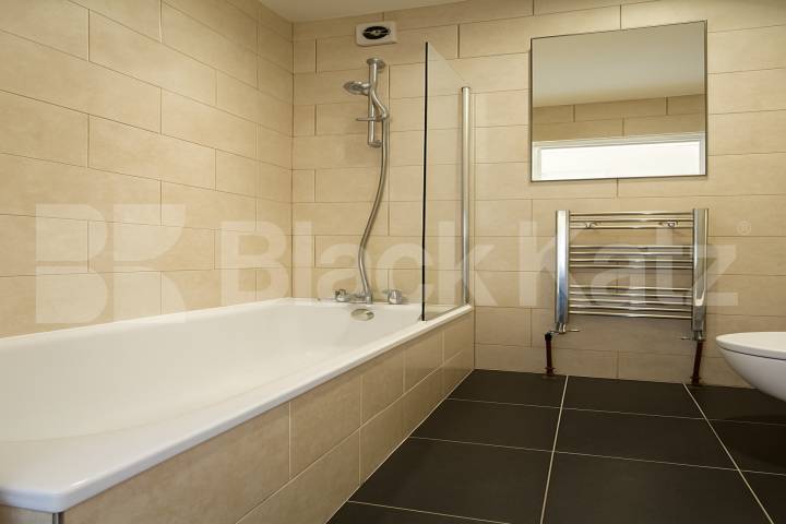 Bright 2-bed garden flat on Priory Road N8 with modern interiors and garden Priory Road, Muswell Hill 